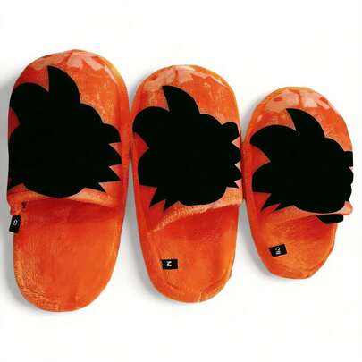 Pantuflas diseño guerrero anime cabello puntiagudo estilo luchador 3D colores naranja azul look energético calzado casa suave cálido interior afelpado suela antideslizante ajuste