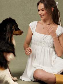 WESTFADE Đầm babydoll mini dáng xòe, cổ vuông nhún bèo, cài cúc phía trước, tay ngắn, thắt nơ sau lưng, viền ren. - trắng - Xem 1
