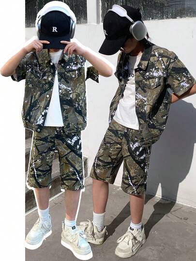 SHEIN 2 piezas Conjunto de ropa de calle versátil de diseño de mezcla y combinación de estilo vintage Y2K fresco para niño preadolescente, que incluye camisa de mezclilla de manga corta con estampado de camuflaje de rama de árbol y pantalones cortos de mezclilla holgados y cómodos, para ropa diaria de niño preadolescente y atuendos de primavera a verano para festivales y ropa de calle