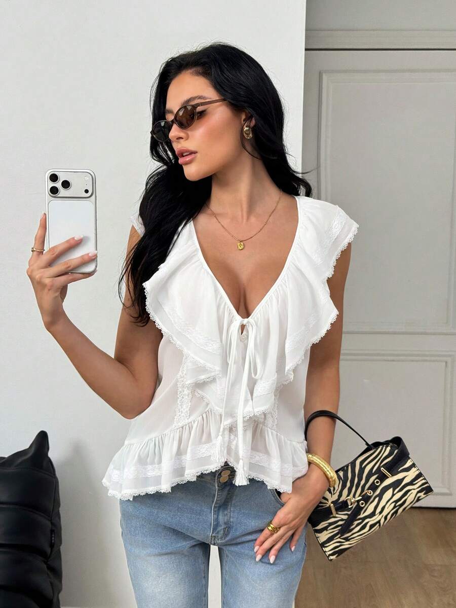 SHEIN 女士法式白色纯棉V领荷叶边无袖衬衫，蕾丝边饰，适合春夏穿着，波西米亚风，休闲外出、约会、下午茶、朋友聚会、各种场合、度假、音乐节等。 - 白色 - 查看 1