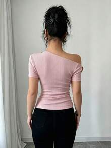 Rafferiza Áo thun ngắn tay nữ thanh lịch cổ lệch, đính cúc kim loại 3D màu vàng hồng. - Hồng - Xem 2