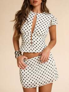 Conjunto de 2 piezas con blusa de gasa con estampado de lunares y botones en la cintura, y minifalda ajustada, adecuado para citas, vacaciones y fiestas - Blanco - Ver 6