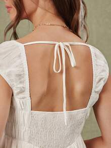 WESTFADE Đầm babydoll mini dáng xòe, cổ vuông nhún bèo, cài cúc phía trước, tay ngắn, thắt nơ sau lưng, viền ren. - trắng - Xem 4