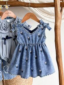SHEIN Vintaside Kids 乡村风女婴无袖连衣裙，水洗浅蓝色，配有可拆卸蝴蝶结装饰，为宝宝增添俏皮可爱，适合日常外出、休闲聚会、派对等场合，是春秋季节的可爱点缀。 - 藍色 - 查看 3
