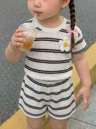 SHEIN Playful Pals 两件套女童优雅甜美可爱套装，圆领短袖提花条纹3D花朵T恤上衣搭配休闲短裤，适合度假、旅行、休闲穿着，夏季皆宜。