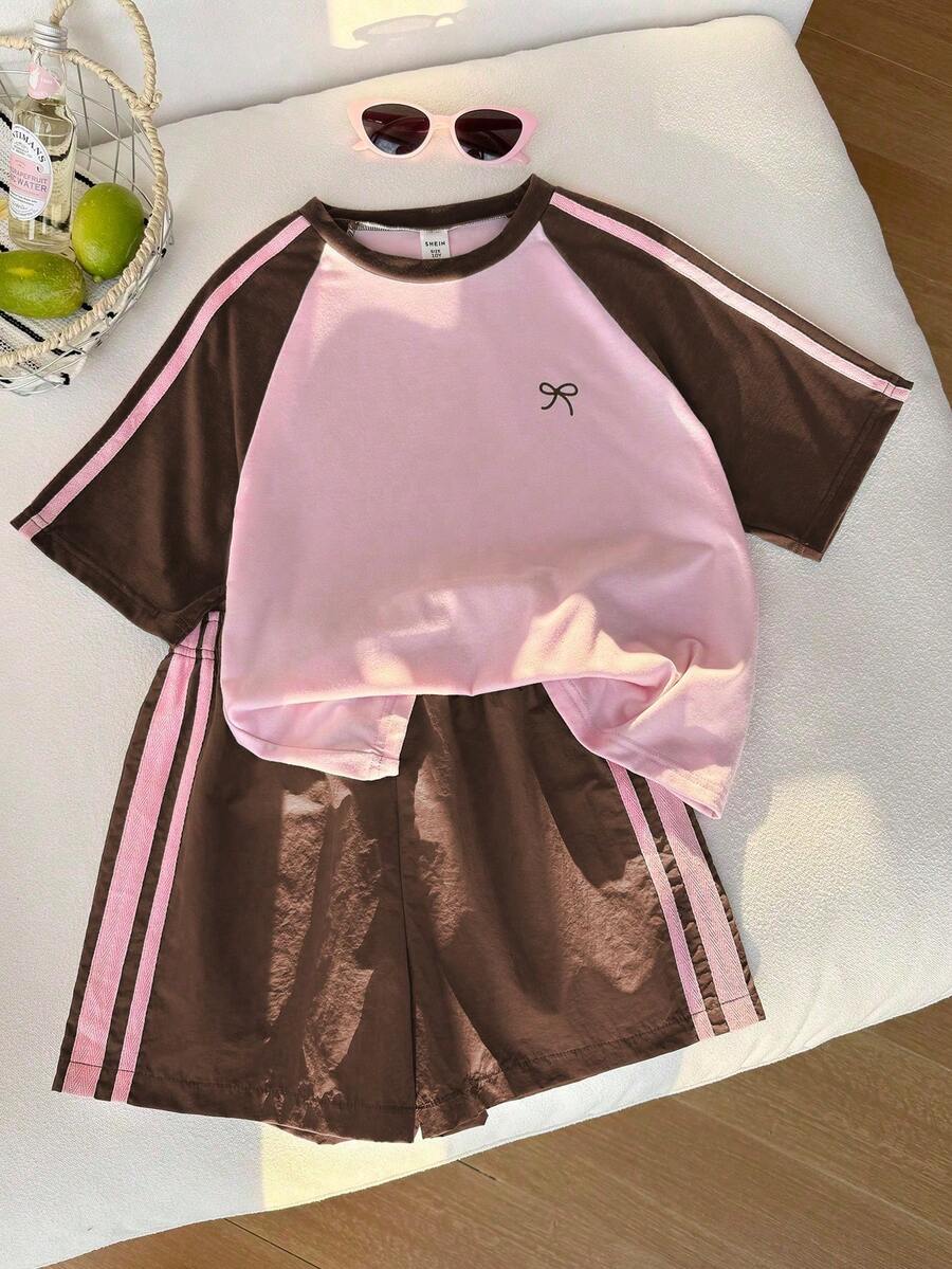 SHEIN 少女撞色短袖T恤短裤套装,运动风,宽松修身设计,轻薄面料,适合日常穿着、休闲或运动。 - 彩色 - 查看 1