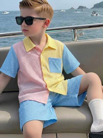 Vacaura Bộ đồ 2 món cho bé trai tuổi teen, phong cách xuân hè, thường ngày, gồm áo sơ mi cổ bẻ có túi màu xanh dương, hồng và vàng, phối cùng quần short màu trơn, thích hợp đi học và đi nghỉ mát.