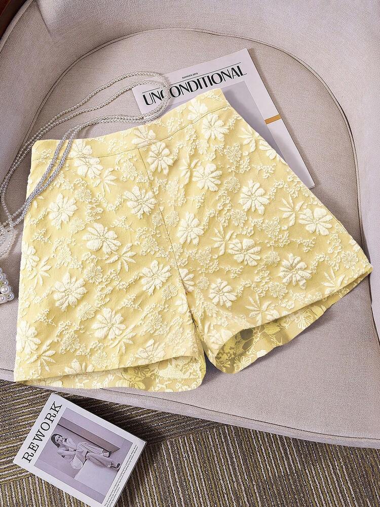 GlowEve CURVE Quần short ống rộng dáng chữ A cạp cao, chất liệu jacquard họa tiết hoa dành cho nữ cỡ lớn, thiết kế vạt trước chồng lên nhau, giúp thon gọn và che khuyết điểm, thích hợp cho kỳ nghỉ thường ngày. - Màu vàng - Xem 1