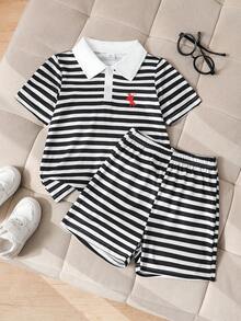 SHEIN 男童条纹针织Polo衫套装（2件套），撞色领口设计打造层次感，做工精良，简约时尚的设计展现男孩个性，适合日常休闲和上学穿着，适合4-7岁儿童夏季外出度假、休闲放松、日光浴等场合。 - 黑與白 - 查看 1