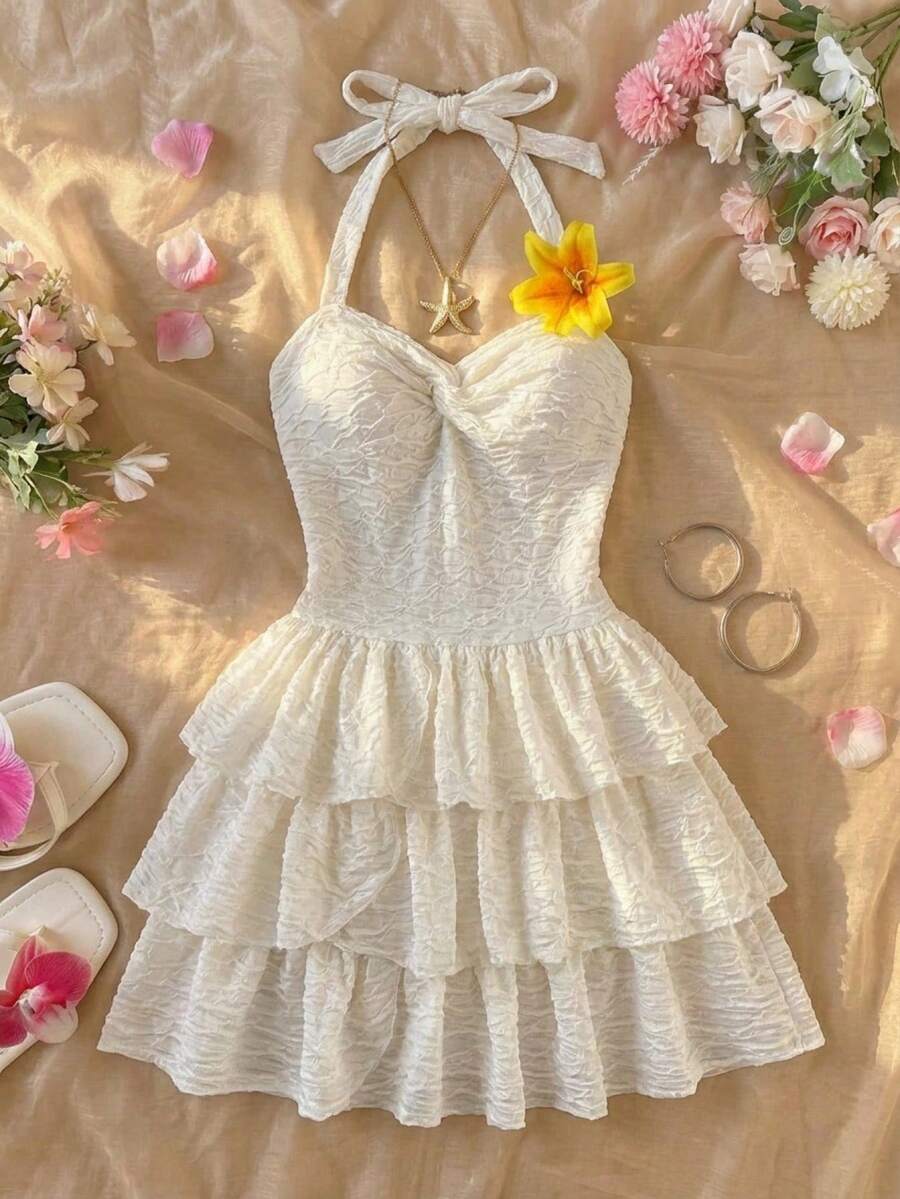 SHEIN 少女纹理露背连衣裙,竖条纹褶皱面料,露肩露背设计,饰以金色花朵,柔软面料适合夏季,修身多层荷叶边连衣裙,优雅舒适,易于搭配,打造甜美温柔的少女造型,适合日常和轻松的社交场合。 - 米色 - 查看 1