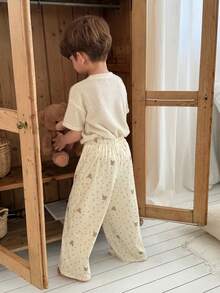 Bộ đồ ngủ cho bé trai gồm áo thun rộng rãi và quần dài in họa tiết. - Màu be - Xem 3