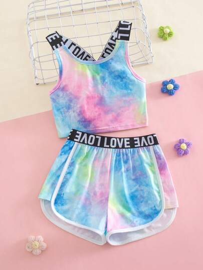 Bộ 2 món áo vest và quần short dệt kim nhuộm màu tie-dye cho bé gái, có chữ cái trang trí, kiểu dáng thường ngày.