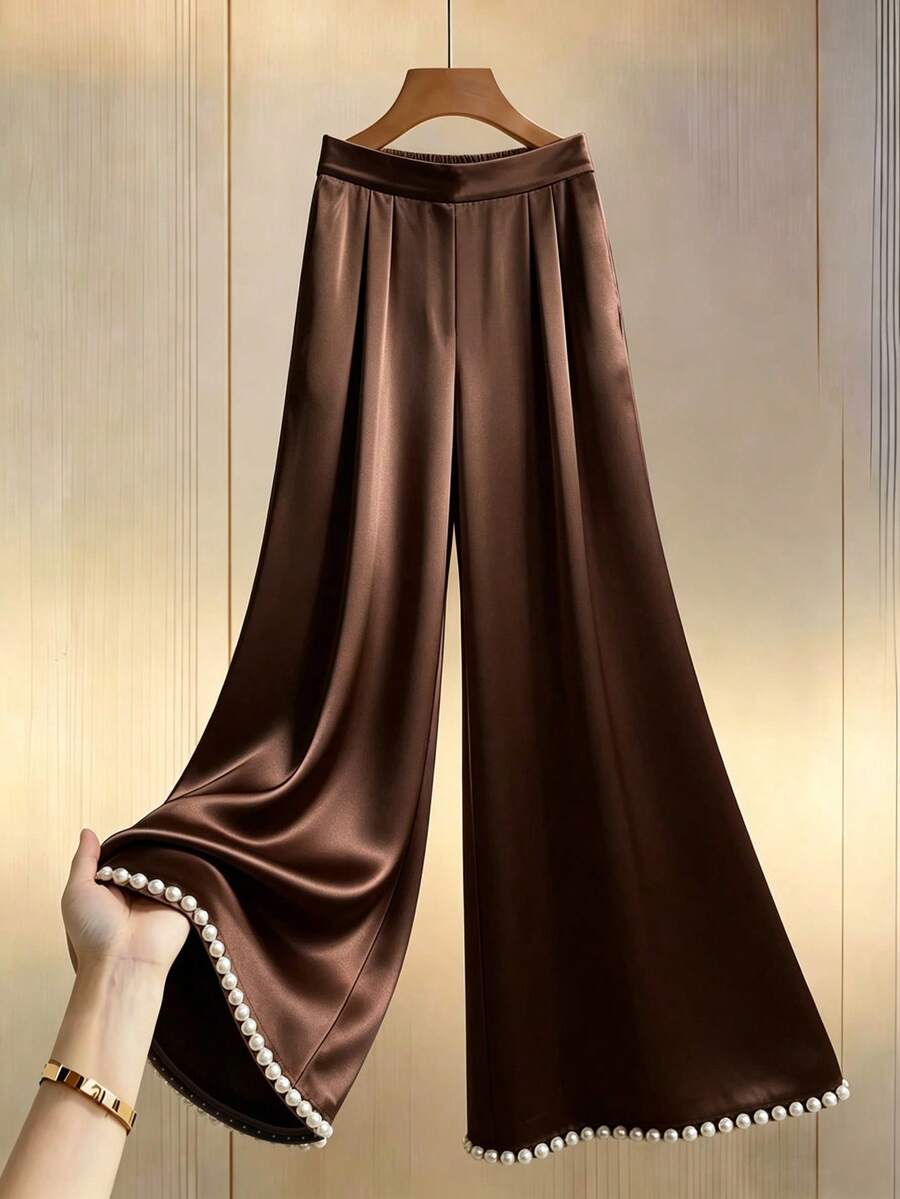 SHEIN Franclia Quần ống rộng cạp cao chất liệu satin màu vàng sâm panh, viền gấu đính ngọc trai, kiểu dáng thoải mái, phù hợp cho tiệc tùng, đi làm và mặc hàng ngày, tôn dáng và thanh lịch. Quần ống rộng bằng satin mềm mại với thiết kế cạp cao và viền gấu đính ngọc trai. - màu nâu - Xem 1