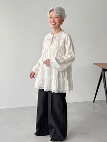 Áo sơ mi nữ tay dài dáng rộng, cổ buộc dây ren tương phản. - trắng - Xem 3
