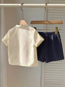 SHEIN LMoss Kids 2件套男婴夏季可爱休闲立领蓝色短袖衬衫和条纹弹力腰短裤套装，适合生日派对、晚宴、演出、婚礼、迎婴派对、一周岁生日庆祝活动。 - 藏蓝色 - 查看 2