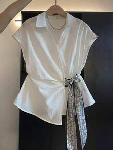 Franclia Petite 优雅V领收腰白色衬衫，新款夏季设计，配围巾式系带无袖，小众显瘦上衣 - 白色 - 查看 3