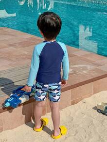 SHEIN Little Byeori 男童休闲运动泳衣两件套，假日风格图案，紧身上衣和可调节泳裤，儿童服装，适合户外游泳、沙滩玩耍、度假穿着，适合春、夏、秋、冬四季。 - 彩色 - 查看 3