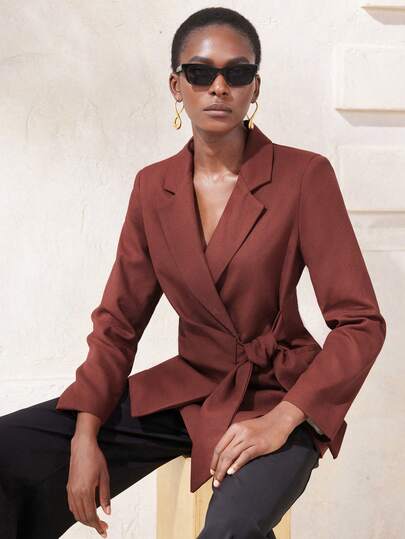 Aveloria Modichic 女士薄款修身西装外套，腰部系带，翻领设计，商务优雅，适合办公室穿着，棕色，适合春秋季职场人士。这款纯色女士西装外套，棕色上衣，优雅的女装，适合职场女性，商务休闲风格，适合15-25度天气。