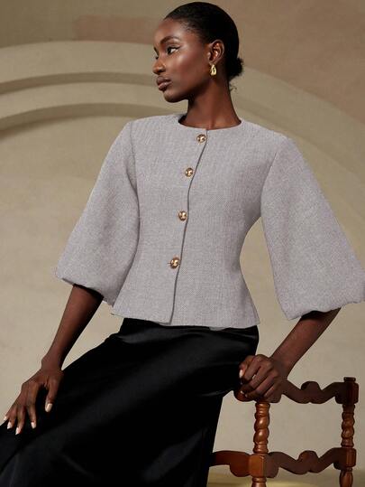 Aveloria Zanirela Áo blazer nữ thanh lịch, sang trọng, thiết kế cao cấp kiểu Pháp cổ điển, họa tiết xương cá, cổ tròn, tay lỡ xòe cánh hoa, eo thắt, cúc kim loại.