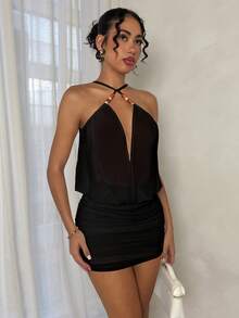 SHEIN Glamour 性感简约小众V领露背设计，饰以珍珠，高腰褶皱下摆凸显腰部曲线，修饰臀部和腿部线条，纯白色百搭，适合度假、派对、休闲穿着，提亮肤色。 - 黑色 - 查看 4