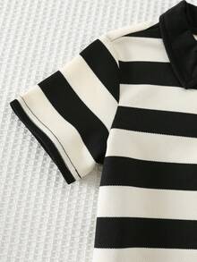 Cozy Pixies Bộ 2 món cho bé trai: Áo polo cổ bẻ tay ngắn và quần short đen kẻ sọc đen trắng, thêu hình gấu, thoải mái, giản dị, thời trang, phù hợp cho mùa xuân, hè, thu, đông, trong nhà, ngoài trời, hàng ngày, thể thao, tiệc tùng, chụp ảnh, lễ hội, thời trang đường phố, Giáng sinh, Năm mới. - Đen và trắng - Xem 5