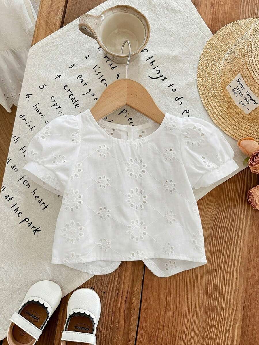 SHEIN LMoss Kids 这款女婴连体衣可爱百搭,休闲印花翻领衬衫,后背镂空设计,非常适合日常穿着。舒适、休闲又时尚,适合秋冬季节、生日派对、聚会、演出、婚礼、洗礼、学校典礼、室内外活动、日常生活、运动、玩耍、拍照、度假等场合。春夏季节也同样适合。 - 白色 - 查看 1