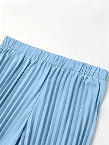 GlowEve CURVE Setelan 2 Potong Wanita Ukuran Besar: Blus Tanpa Lengan dengan Kerah Berkerut dan Celana Lipit - Biru - View 4