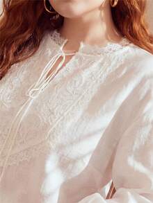 MOTF PREMIUM ATASAN WANITA UKURAN BESAR BERBAHAN LINEN DENGAN PANEL RENDA DAN IKATAN RUMBAI, MUSIM SEMI/PANAS - Putih - View 2