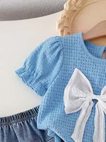 SHEIN Playful Pals 2件組少女夏季套裝，酒紅色針織泡泡短袖上衣配大號白色蝴蝶結，丹寧百褶裙，返校校服 - 藍色 - 查看 4