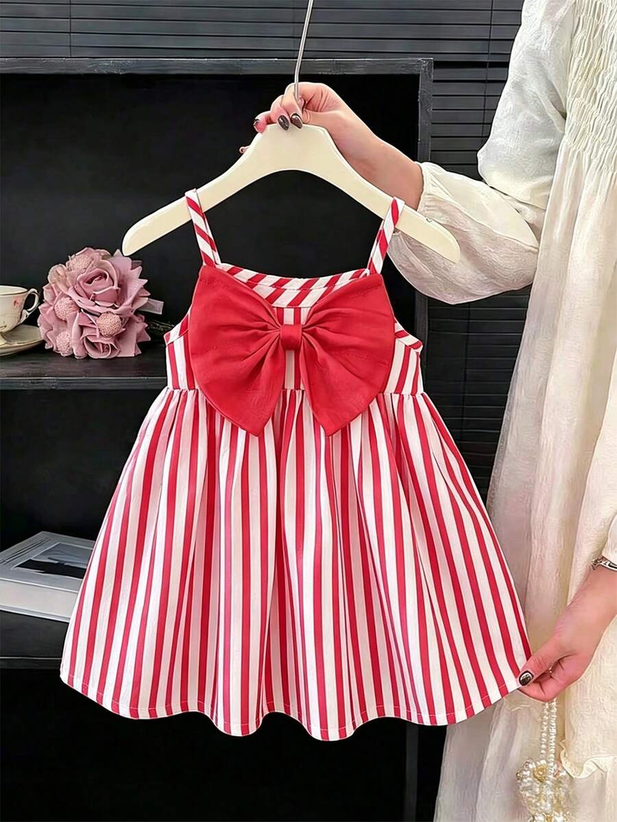 SHEIN 女嬰紅白條紋細肩帶洋裝 夏季可愛日穿搭 時尚優雅簡約 3D 蝴蝶結裝飾 梭織面料 派對洋裝