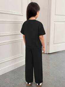 SHEIN Conjunto de camiseta de manga corta con cuello redondo y hombros caídos & pantalones largos, estilo suelto, casual, minimalista y cómodo para niñas jóvenes - Negro - Ver 2