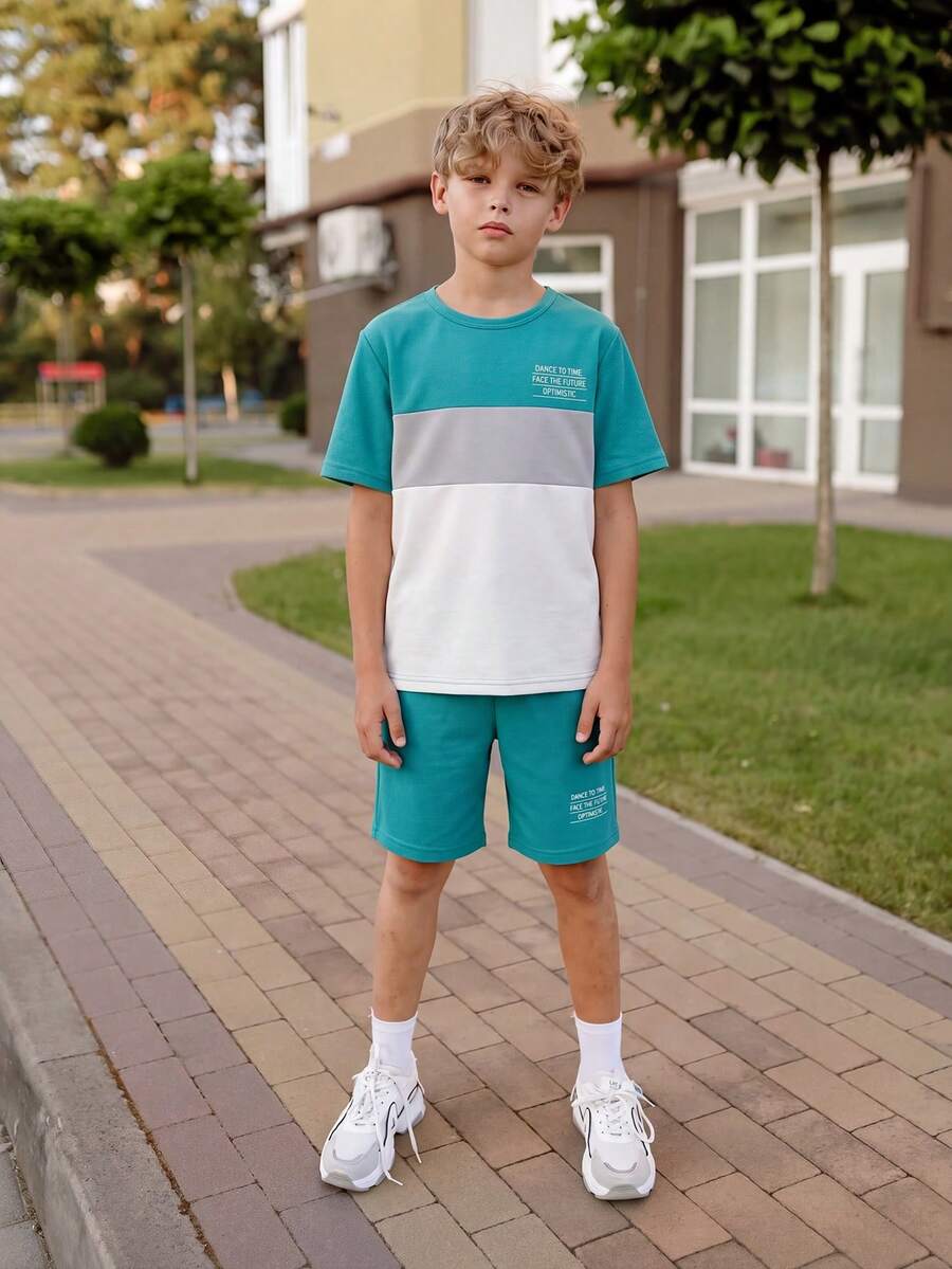 SHEIN Vacaura 2 件装青少年男孩休闲简约短袖 T 恤和短裤套装 - 彩色 - 查看 1