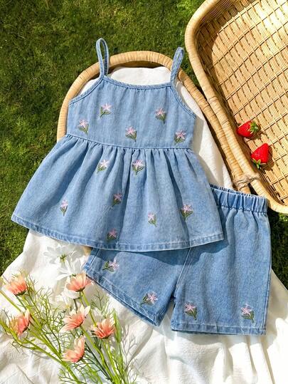 SHEIN Vintaside Kids Bộ quần yếm denim dáng rộng thoải mái cho bé gái, chất liệu denim đã qua xử lý, in họa tiết hoa khắp thân quần, kết hợp với quần short denim ống đứng dáng suông có chun co giãn, tạo nên một bộ trang phục thời trang và đa năng cho mùa xuân/hè, phù hợp cho mặc hàng ngày, chụp ảnh, đi chơi, dự tiệc. Mẫu mới năm 2026.
