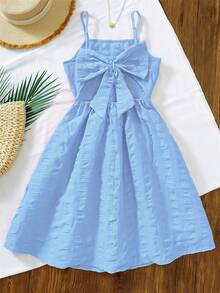 Đầm hai dây màu xanh nhạt cho bé gái tuổi teen, thiết kế nơ phía sau và khoét lưng, thích hợp cho kỳ nghỉ, đi làm hoặc dự tiệc, toát lên vẻ trẻ trung năng động, một món đồ tuyệt vời để tạo nên phong cách thời trang trong mùa xuân và mùa hè. - Màu xanh lam - Xem 3