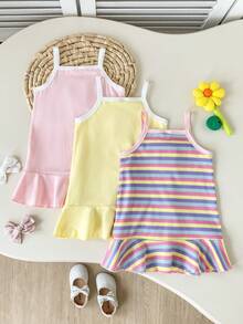 SHEIN Playful Pals 这款女童三件套吊带连衣裙，柔软舒适，简约清新，色彩缤纷，是夏季的理想之选。款式甜美俏皮，充满童趣。采用厚度适中的针织面料，A字鱼尾裙摆，饰以水果印花图案，荷叶边裙摆更添灵动可爱。适合日常外出、亲子活动、亲子装扮、居家休闲、参加派对和夏季花园聚会等各种场合。 - 彩色 - 查看 3