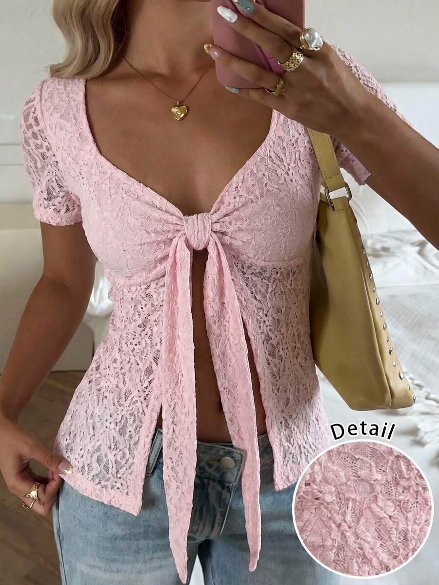 SHEIN CovetEZ 女士休闲新款夏季时尚，纯真甜美风，精致蕾丝花卉提花蝴蝶结吊带短袖开衩性感迷人上衣T恤，杏色弹力提花T恤。前系带女士上衣，优雅时尚，夏季上衣，适合日常通勤、约会、聚会、秋冬夏三季、圣诞节、新年、感恩节、派对、婚礼、海滩、毕业典礼、时尚、优雅、休闲、外出、约会、预订、通勤、闪亮、情人节、优雅、度假、休闲、Y2K、外出、毕业典礼等场合。 - 粉色 - 查看 1