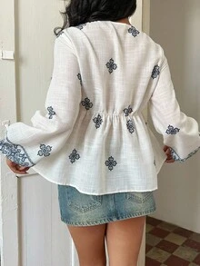 SHEIN PETITE Blusa casual de mujer con estampado, mangas de farol con cordón y flecos para primavera/verano - Multicolor - Ver 2