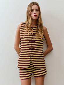 Nöista Ensemble Gilet et Short en Tissu Texturé à Rayures Horizontales, Découpe Avant et Boutons de Style Chinois - Marron - Voir 4