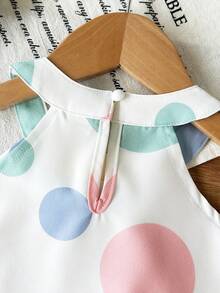 SHEIN Bộ áo ba lỗ cổ yếm in chấm bi mùa hè cho bé gái và quần short cùng màu, trang phục thường ngày dễ thương, phù hợp cho các hoạt động ngoài trời và mặc hàng ngày. - Nhiều màu - Xem 7