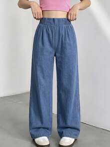 SHEIN Calça jeans feminina para adolescentes, lançamento 2026, estilo casual e moderno para o verão. Jeans azul médio, cintura elástica com pregas, modelagem reta e solta. Confeccionada em tecido jeans leve e macio, confortável e agradável ao toque. Uma peça essencial para meninas, com estilo minimalista e casual, perfeita para o verão, uso diário, ensaios fotográficos, passeios, festas, festivais de música, férias e muito mais. - Lavagem Média - Ver 3