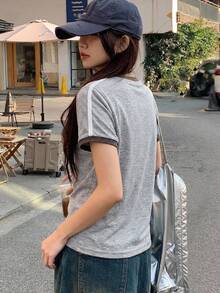 DAZY 女士撞色字母装饰修身休闲街头运动风短袖T恤 - 淺灰色 - 查看 4