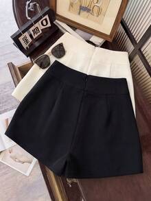 SHEIN Franclia Pantalones cortos de talle alto con diseño de cinturón con cadena metálica, adecuados para uso diario, ir al trabajo, citas casuales - Pantalones cortos elegantes, estilizadores y que alargan las piernas, hechos de tela de traje. Pantalones cortos con hebilla. Pantalones cortos para outfits de mujer. Pantalones cortos para mujer. Mejor atuendo. 1 pieza de pantalones cortos para mujer - Negro - Ver 2