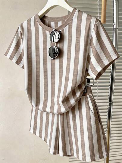 SHEIN Franclia Áo thun nữ mùa hè dáng rộng thoải mái cổ tròn tay ngắn in họa tiết