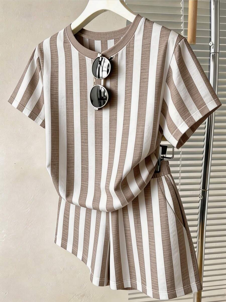 SHEIN Franclia Áo thun nữ mùa hè dáng rộng thoải mái cổ tròn tay ngắn in họa tiết - màu nâu - Xem 1