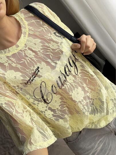 DAZY Áo thun nữ phối ren in chữ, kiểu dáng thường ngày đa năng.