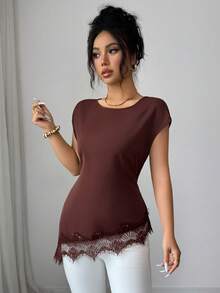 Rafferiza 女士时尚优雅圆领棕色露肩袖腰部系带不对称下摆撞色蕾丝法式夏季衬衫，通勤时尚之选 - 棕色 - 查看 4
