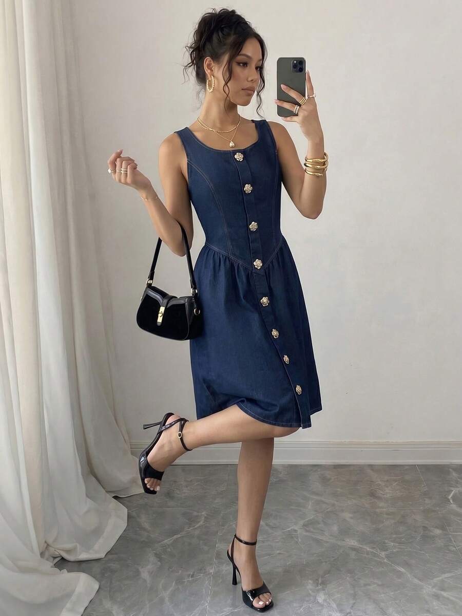 SHEIN Elenzya 女士金属单排扣无袖时尚牛仔连衣裙 - 深色水洗藍 - 查看 1