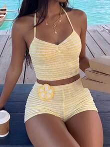 Sunnyshic Bộ đồ 2 mảnh gồm áo tank top tay ngắn cổ chữ V buộc dây phía sau và quần short cạp thấp, chất liệu vải dệt kim jacquard màu vàng, được làm thủ công với họa tiết móc, thích hợp cho mùa xuân/hè, đi nghỉ dưỡng, đi biển, ngọt ngào, dễ thương, lãng mạn, tối giản, đa năng mặc hàng ngày. - Màu vàng - Xem 1