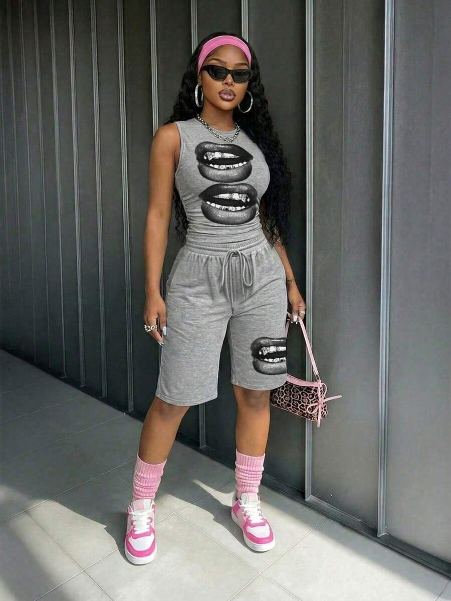 Slaydiva 春夏新款休闲灰色短款背心+阔腿短裤两件套/音乐节/西部风/游牧风/派对/泳池/性感度假装/邮轮旅行/海滩/日光浴/度假/约会/及其他场合/优雅浪漫风/休闲简约基础风/Y2K风/街头风/街头甜美风/网红热销/日常约会/辣妹风/性感/夜店/返校/外出/嘻哈/网络爆款同款/颓废风/唇形图案 - 黑色 - 查看 1