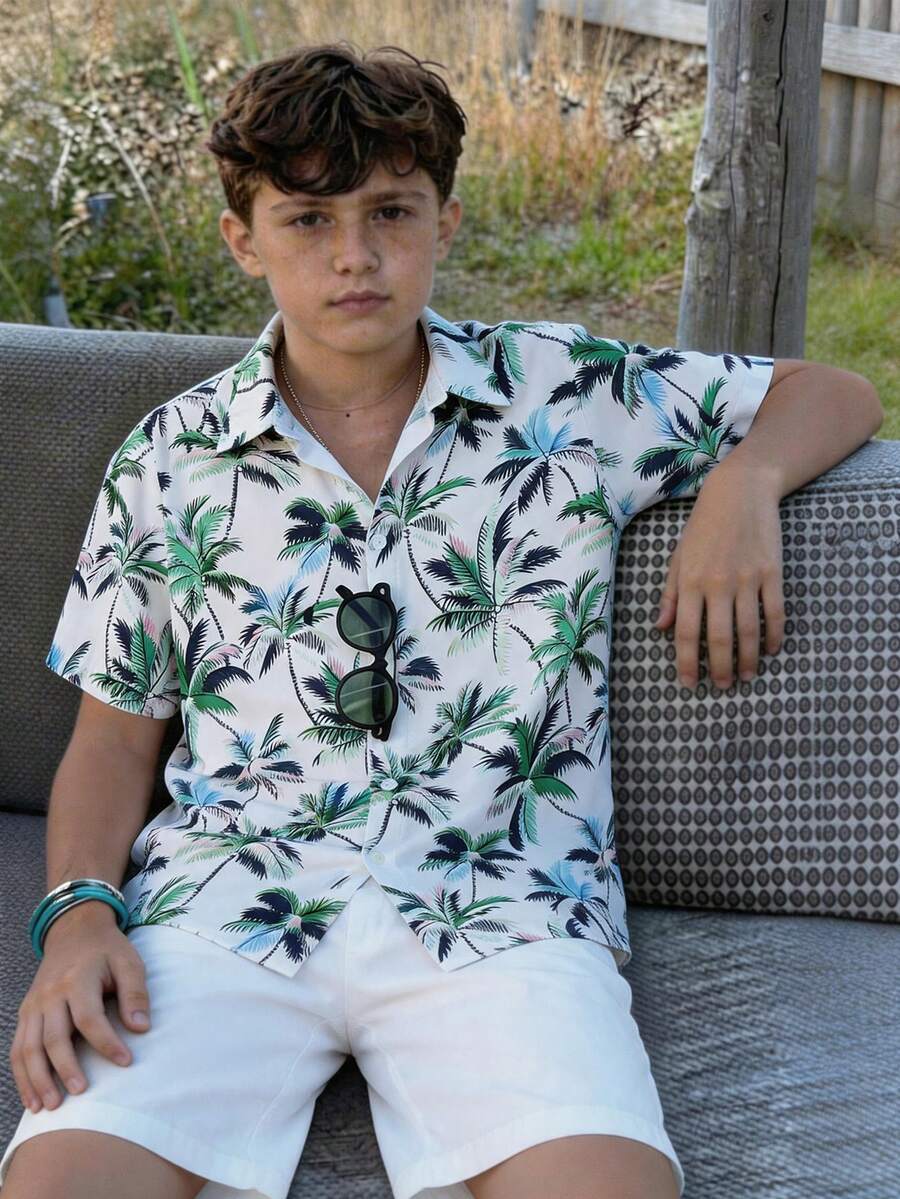 SHEIN 青少年男童棕榈树印花短袖休闲纽扣衬衫，适合海滩度假，也适合春夏季节穿着。
